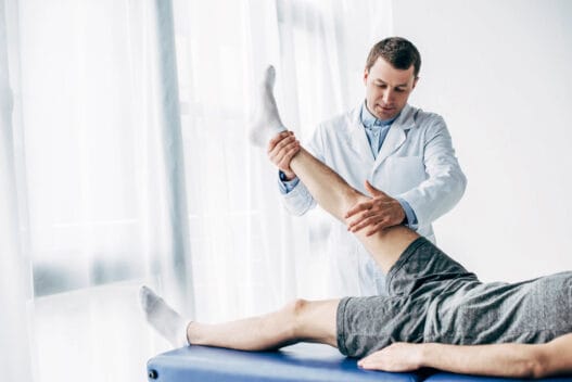 Fysioterapeut der arbejder med patient